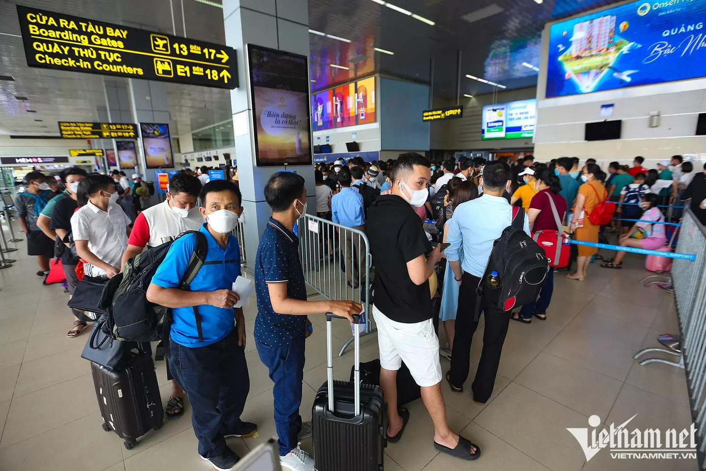 Cảnh tương tự tại sảnh E nhà ga T1, nơi hành khách sử dụng các hãng bay như Vietjet, Pacific Airlines, Vietravel Airlines... làm thủ tục check-in và qua cổng an ninh.