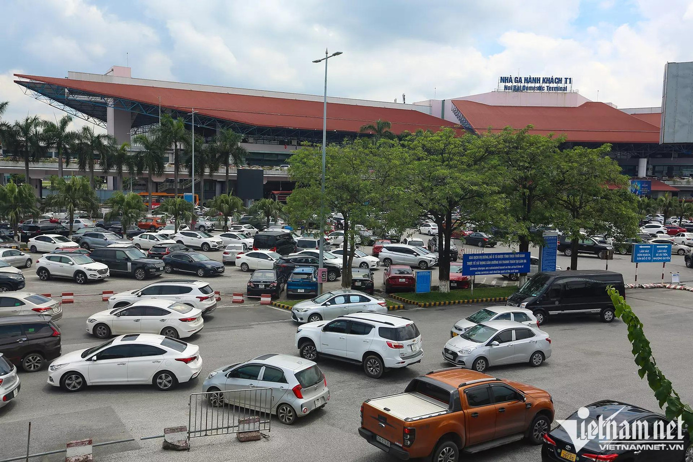 Bãi đỗ ô tô tính phí theo giờ sáng và trưa nay cũng khá đông. Trong thời gian sắp tới, Cảng hàng không Nội Bài sẽ nghiên cứu đầu tư hệ thống thu phí không dừng để tăng năng lực thông xe và giảm tối đa tình trạng ùn ứ tại các lối ra vào, đồng thời xin cấp phép bổ sung thêm một sân đỗ ô tô.