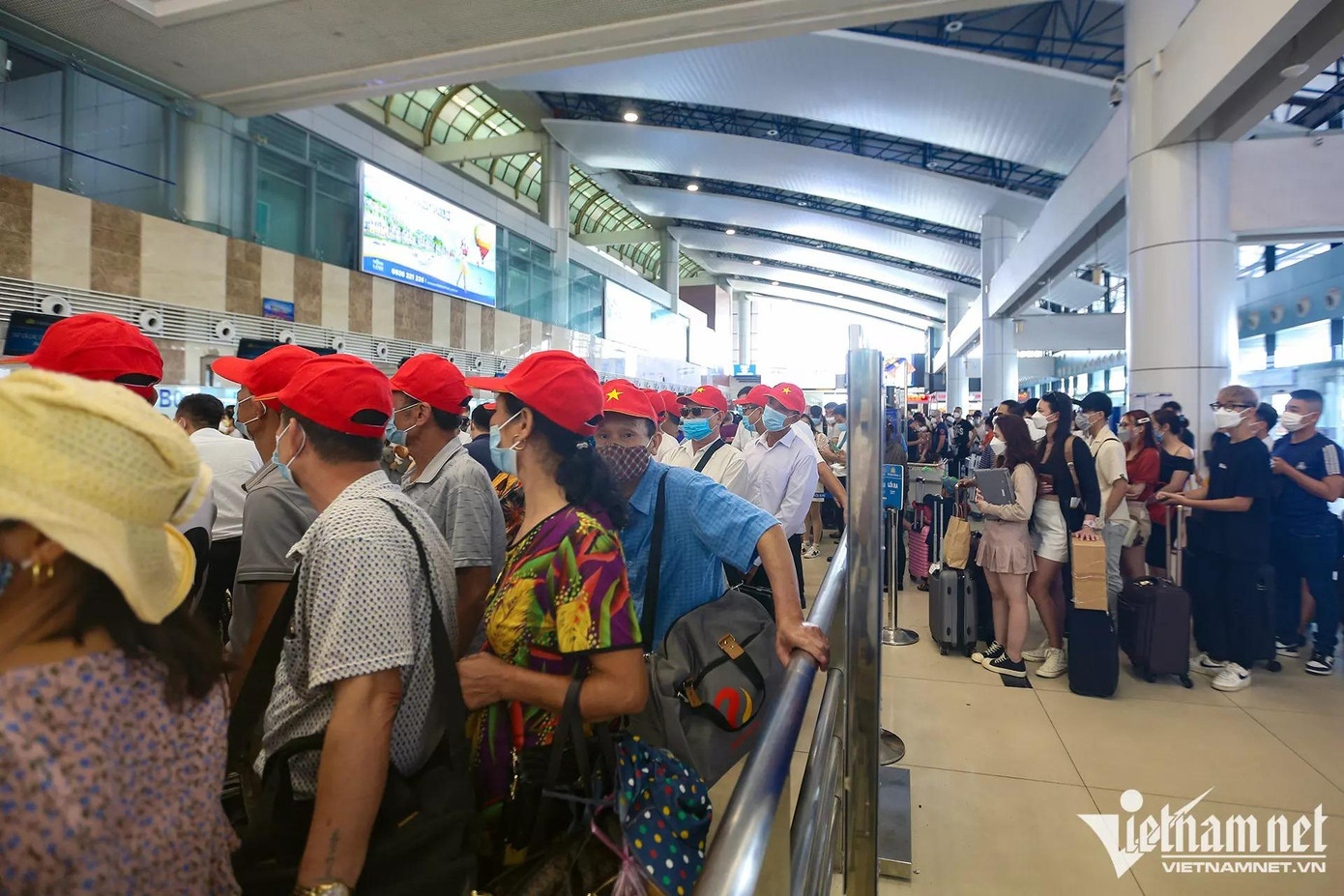 Trong số này có nhiều đoàn khách du lịch theo tour hay các nhóm gia đình cho học sinh đi biển. Đặc biệt là khi kỳ thi tốt nghiệp THPT vừa kết thúc, nhu cầu xả hơi, nghỉ dưỡng của mọi người khá nhiều.