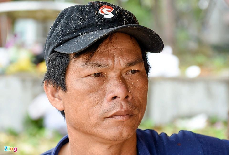 Nhiều ngày qua, ông Đỗ Công Hạnh (ngụ xã An Phú, TP Tuy Hòa) như "ngồi trên đống lửa" vì lốc xoáy kèm theo sóng lớn đánh vỡ nát tàu cá trị giá hơn 1 tỷ đồng của gia đình.