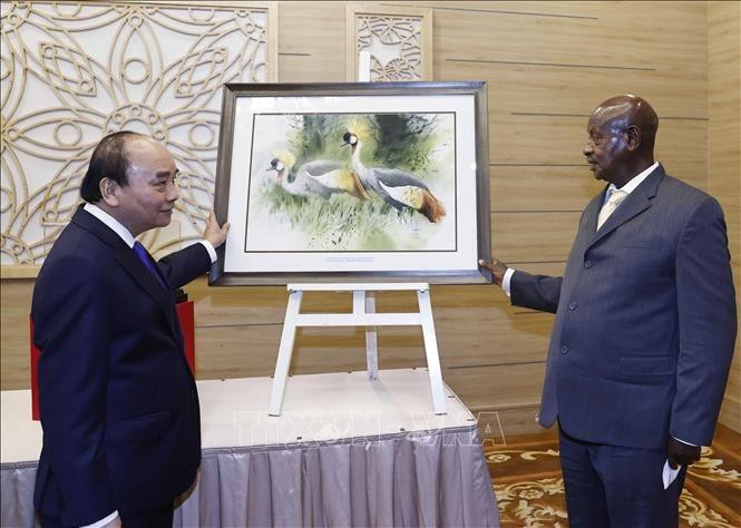 Chủ tịch nước Nguyễn Xuân Phúc và Tổng thống nước Cộng hòa Uganda Yoweri Kaguta Museveni trao đổi tặng phẩm.
