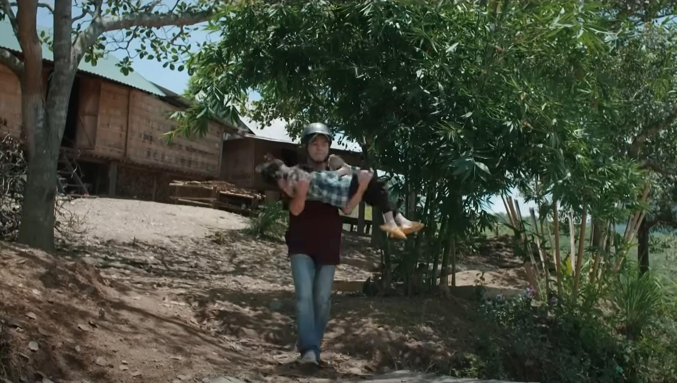 Mô đưa bé Hạt Dẻ đi. Ảnh: CMH.