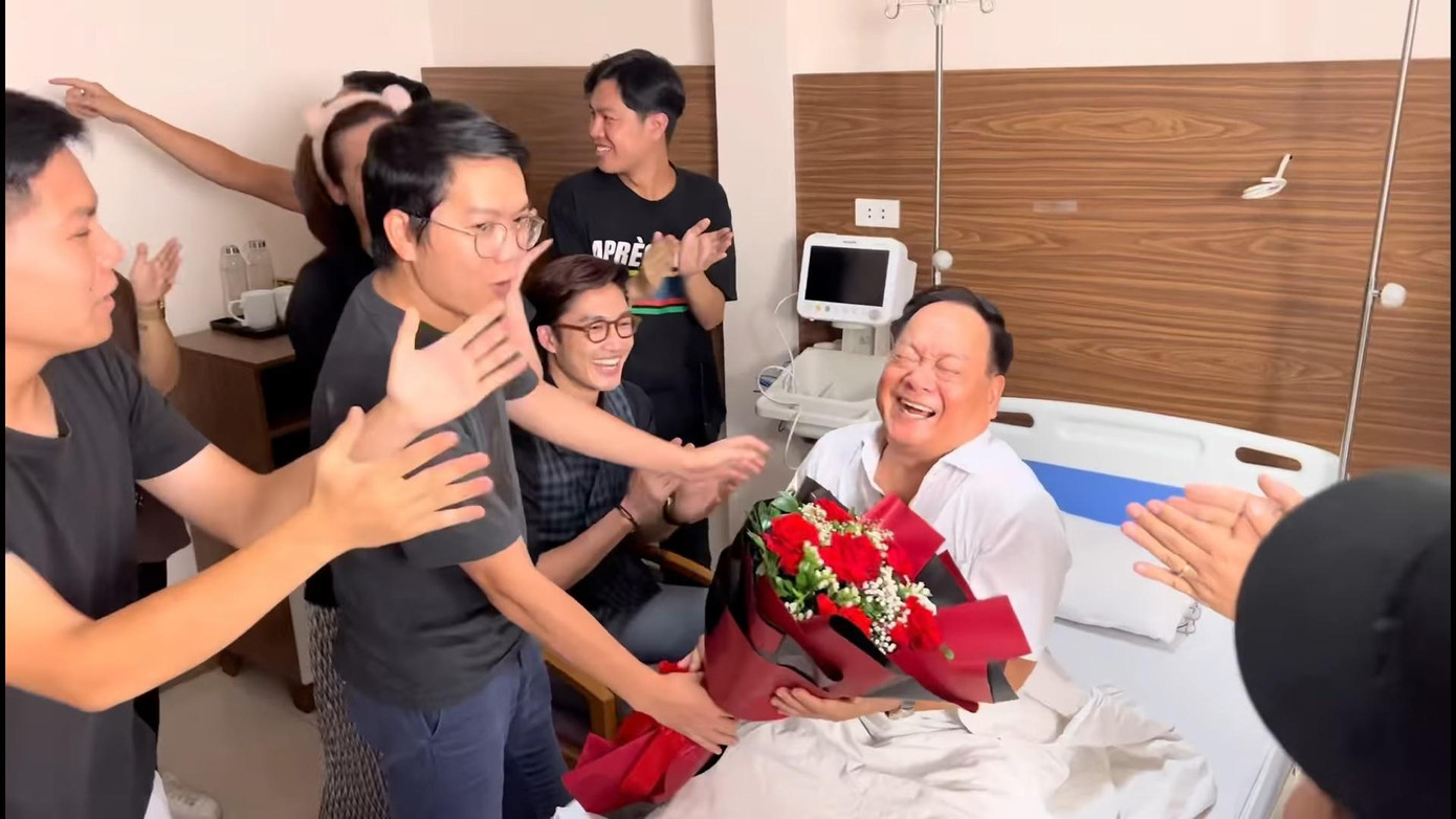 NSND Tiến Đạt không khỏi bất ngờ trước món quà của đoàn phim và bật cười khi bị “đánh úp”. NSND Tiến Đạt không khỏi bất ngờ trước món quà của đoàn phim và bật cười khi bị “đánh úp”.