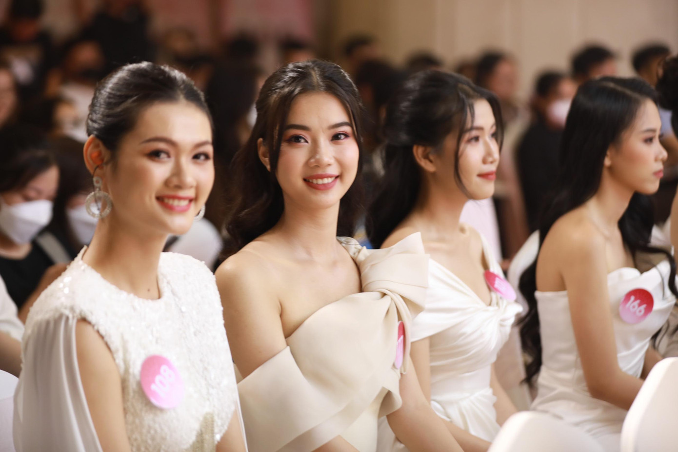 Dàn thí sinh hồi hộp theo dõi màn công bố vương miện & vật phẩm đăng quang Hoa hậu Việt Nam 2022. Dàn thí sinh hồi hộp theo dõi màn công bố vương miện & vật phẩm đăng quang Hoa hậu Việt Nam 2022.