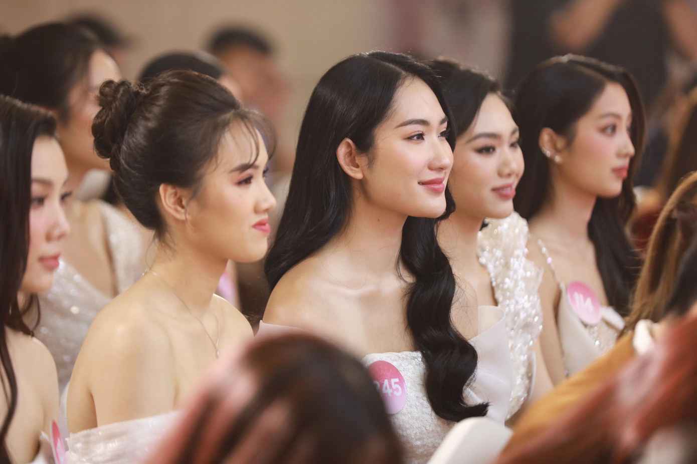 Dàn thí sinh hồi hộp theo dõi màn công bố vương miện & vật phẩm đăng quang Hoa hậu Việt Nam 2022. Dàn thí sinh hồi hộp theo dõi màn công bố vương miện & vật phẩm đăng quang Hoa hậu Việt Nam 2022.