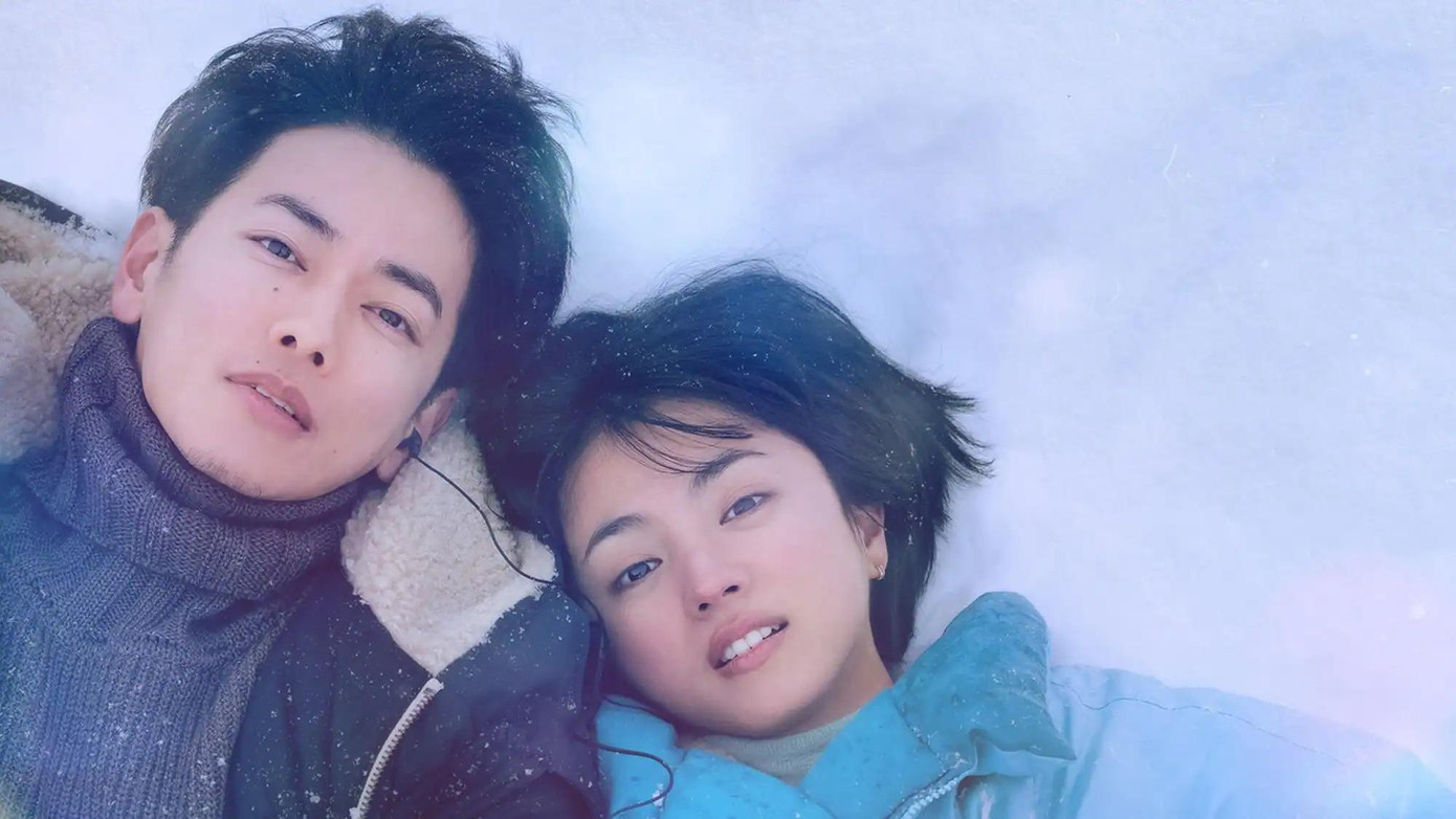 Mitsushima Hikari đang gây ấn tượng nhờ vai nữ chính trong First Love. Tác phẩm được lấy cảm hứng từ hai bài hát nổi tiếng First Love và Hatsukoi của danh ca Utada Hikaru. Phim nói về mối tình giữa Noguchi Yae (Mitsushima Hikari) và Namiki Harumichi (Satoh Takeru). Họ chia lìa từ thời trung học, mọi thứ hoàn toàn thay đổi khi Yae gặp tai nạn và mất trí nhớ. 20 năm sau, họ tình cờ tái ngộ qua con trai của Yae và nối lại mối lương duyên.