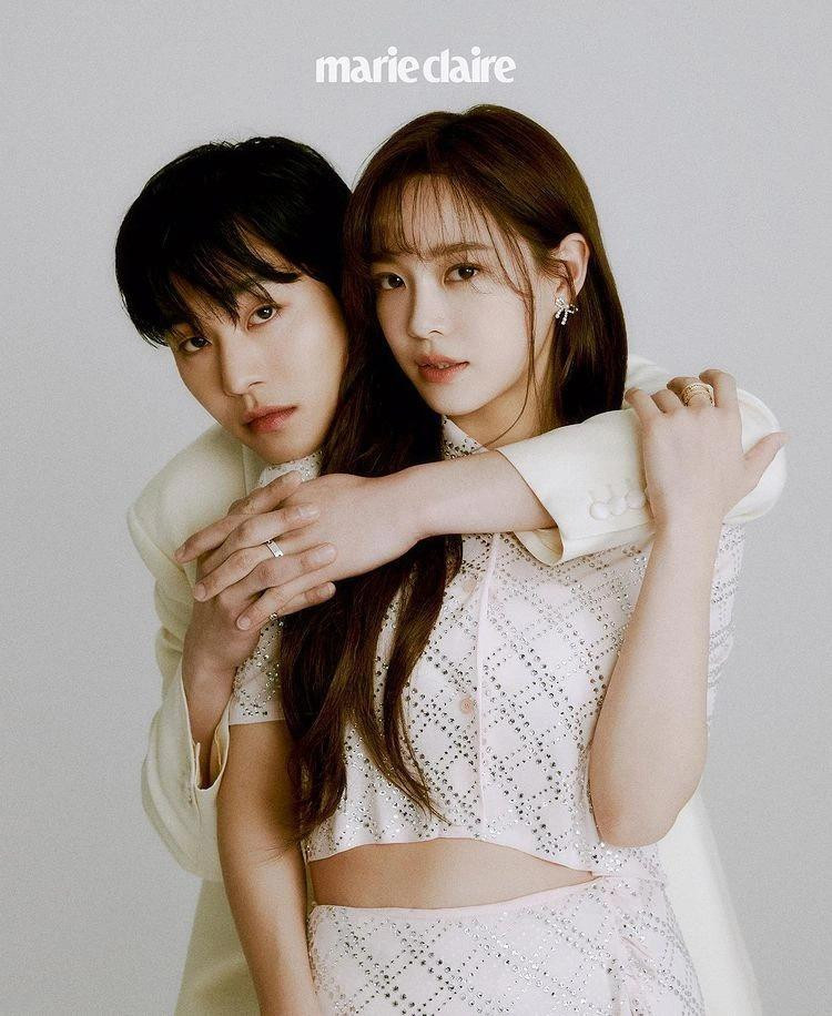 Hẹn hò chốn công sở (Business Proposal) đứng đầu danh sách những bộ phim truyền hình được người Việt tìm kiếm nhiều nhất trong năm 2022, theo Google. Kịch bản phim theo mô típ cũ, dễ đoán nhưng lôi cuốn được khán giả nhờ diễn xuất sinh động và nhiều tình huống hài hước, cường điệu đặc trưng của dòng phim hài Hàn Quốc. Nội dung phim về Shin Ha Ri (Kim Se Jeong), nữ nhân viên văn phòng đi xem mặt hộ bạn thân và vô tình đụng độ giám đốc công ty mình - Kang Tae Moo (Ahn Hyo Seop). Từ đây, hai người thỏa thuận hẹn hò và nảy sinh nhiều nhiều chuyện dở khóc dở cười. Ảnh: Marie Claire. Hẹn hò chốn công sở (Business Proposal) đứng đầu danh sách những bộ phim truyền hình được người Việt tìm kiếm nhiều nhất trong năm 2022, theo Google. Kịch bản phim theo mô típ cũ, dễ đoán nhưng lôi cuốn được khán giả nhờ diễn xuất sinh động và nhiều tình huống hài hước, cường điệu đặc trưng của dòng phim hài Hàn Quốc. Nội dung phim về Shin Ha Ri (Kim Se Jeong), nữ nhân viên văn phòng đi xem mặt hộ bạn thân và vô tình đụng độ giám đốc công ty mình - Kang Tae Moo (Ahn Hyo Seop). Từ đây, hai người thỏa thuận hẹn hò và nảy sinh nhiều nhiều chuyện dở khóc dở cười. Ảnh: Marie Claire.