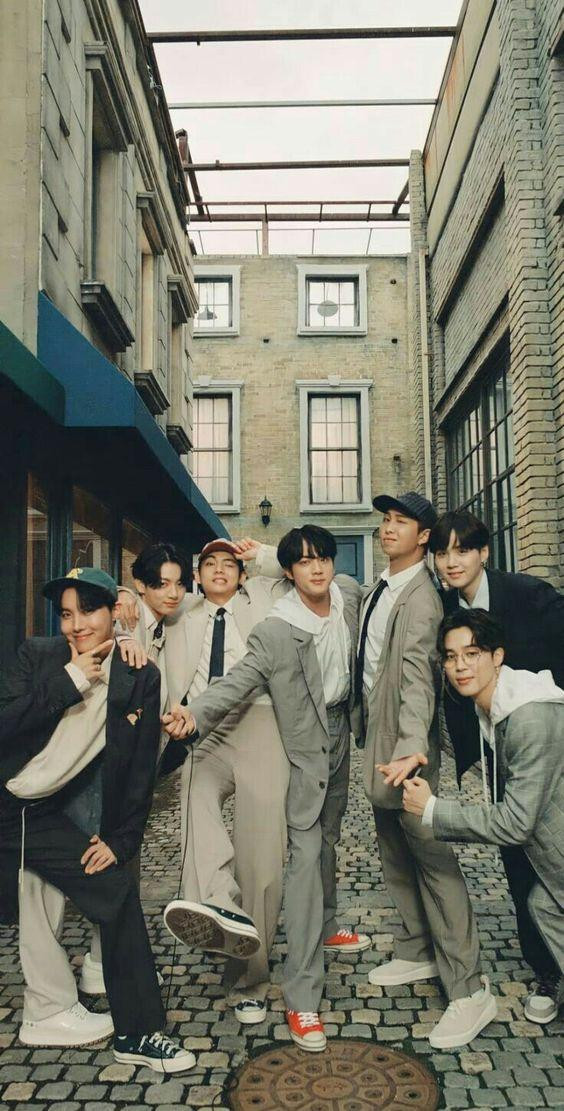 Tôn trọng và dành tình cảm cho fan, BTS chọn cách tự cách thông báo và tìm cách trấn an những người đã tin tưởng, ủng hộ nhóm trong suốt 9 năm qua.