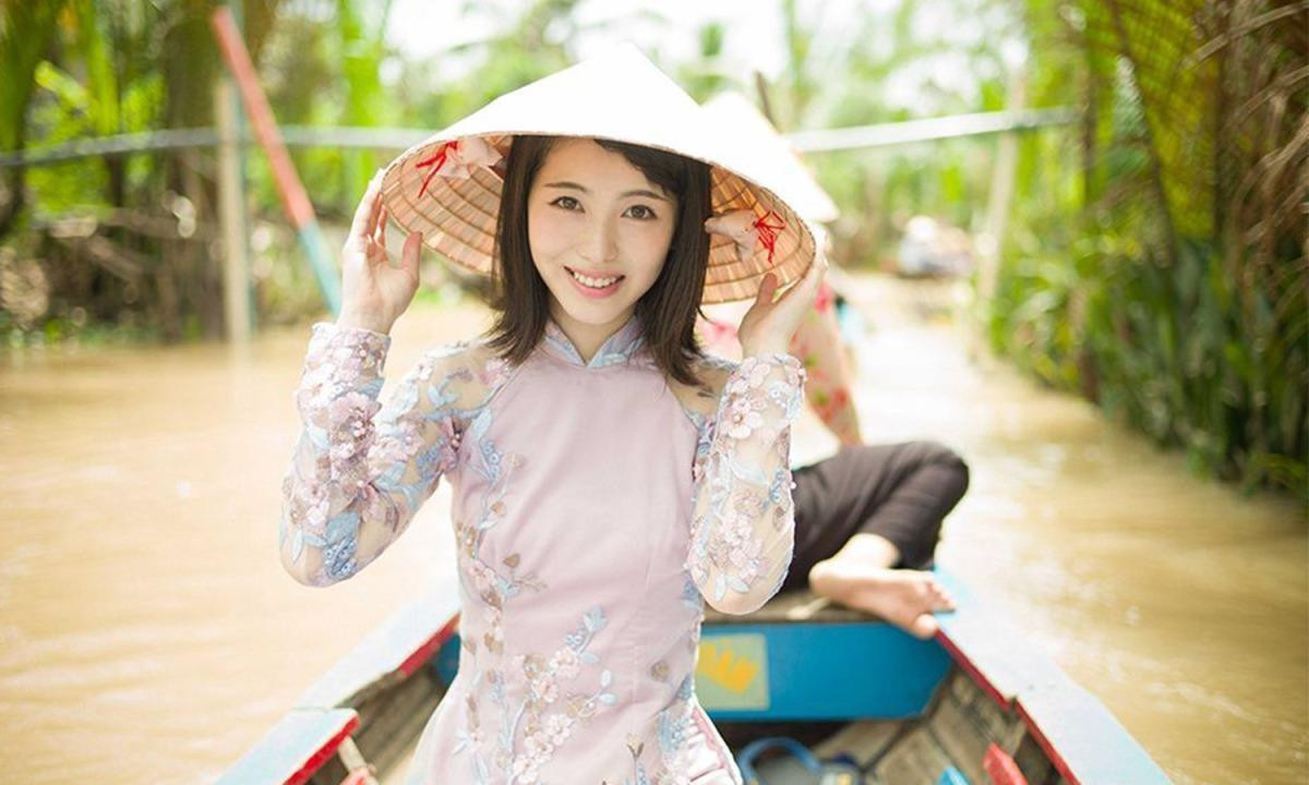 Minami từng đến Việt Nam du lịch năm 2018. Cô mặc áo dài, đội nón lá kỷ niệm sinh nhật 18 tuổi.