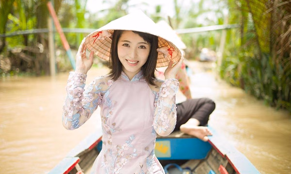 Minami từng đến Việt Nam du lịch năm 2018. Cô mặc áo dài, đội nón lá kỷ niệm sinh nhật 18 tuổi.