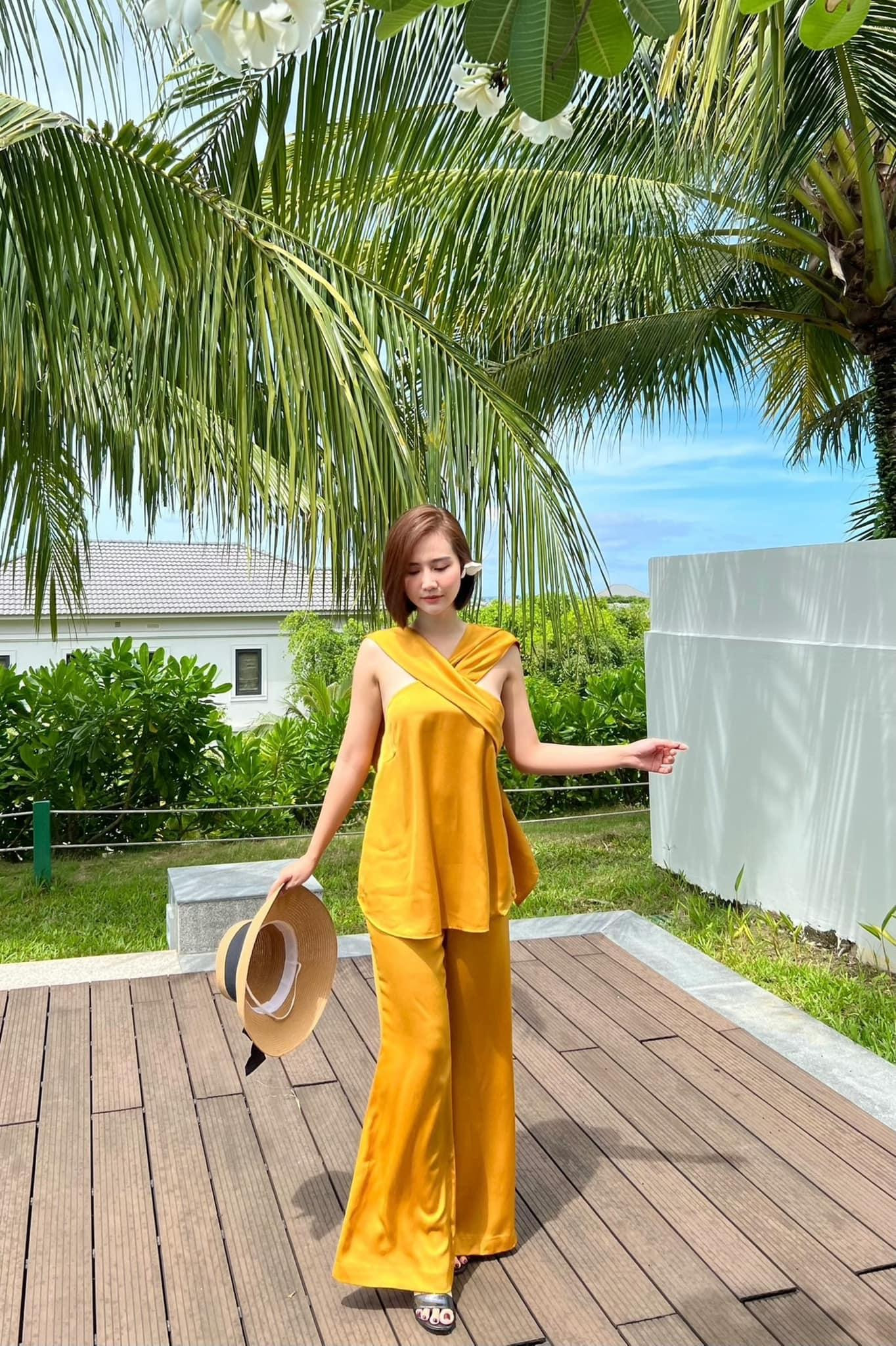 Phong cách đời thường dạo gần đây của Huyền Lizzie tựa trưởng phòng Lê Vân Trang trong Thương ngày nắng về.