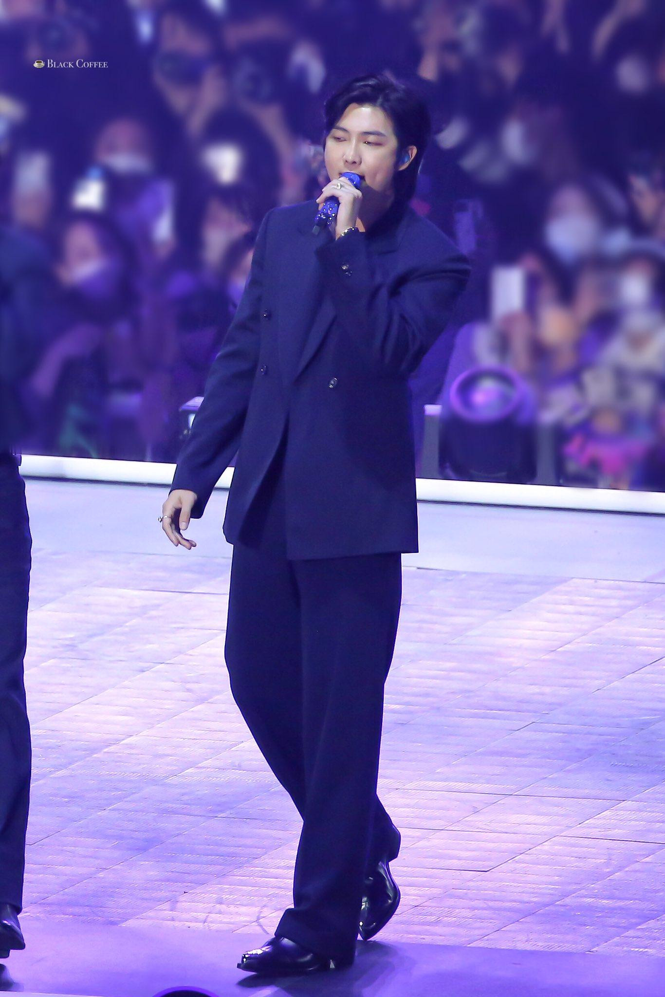 Trưởng nhóm RM bày tỏ BTS có nhiều điều muốn tâm sự với fan theo cách thoải mái và chân thành nhưng hiện tại không thể. “Có nhiều thứ sẽ được sắp xếp sớm thôi. Chúng tôi mong có thể chân thật với fan như mọi khi. Tôi chỉ có thể nói đến đây”, RM nói. Ảnh: Twitter.