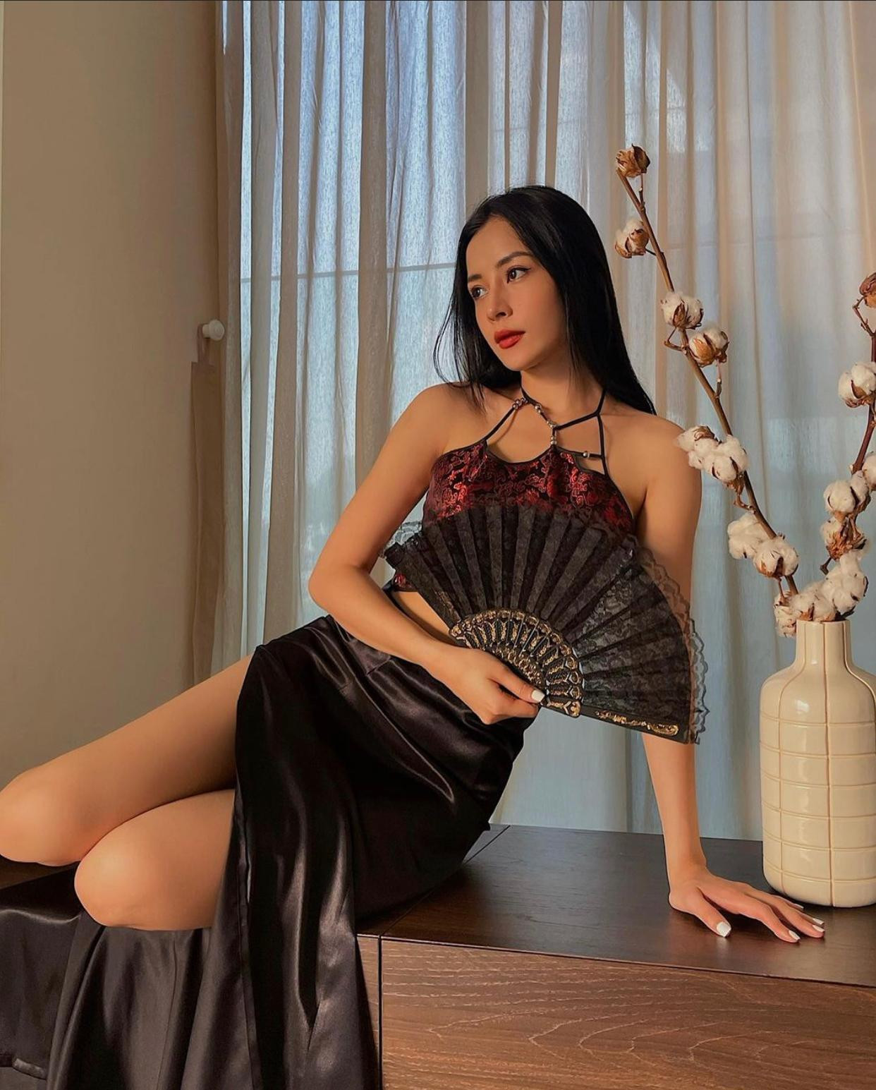 Loạt ảnh đều nhận được tương tác “khủng” trên trang cá nhân của cô. Nhiều hội nhóm trên mạng xã hội đăng tải lại hình ảnh khen ngợi vóc dáng nuột nà của ngôi sao sinh năm 1993.