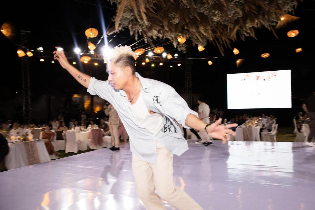 Nhiều trò chơi được tổ chức trong tiệc tối. Jun Phạm vui mừng khi giành được phần thưởng 5 triệu đồng.