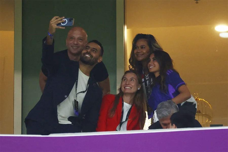 Sau chiến thắng kịch tính trước Hà Lan, Antonella chia sẻ bức hình cùng ba cậu quý tử ăn mừng.