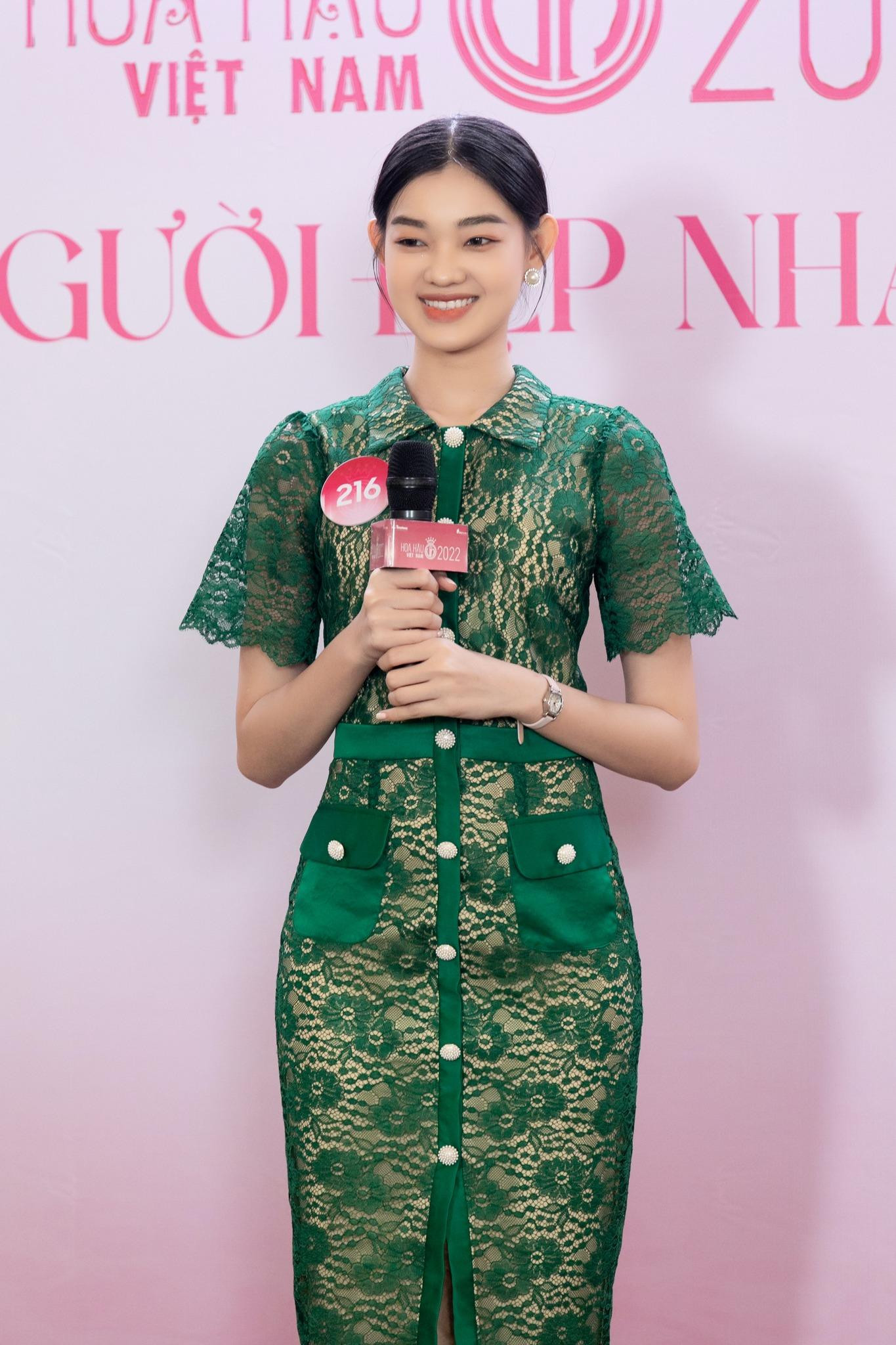 Các thí sinh trình bày dự án của mình trong tập 1 Người đẹp Nhân ái.