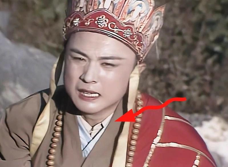 Đường Tăng (Từ Thiếu Hoa) lộ áo sơ mi bên trong áo cà sa.