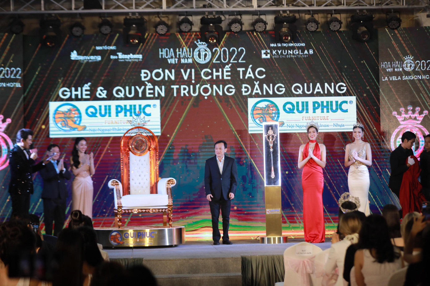 Thời khắc công bố ghế và quyền trượng của Hoa hậu Việt Nam 2022.