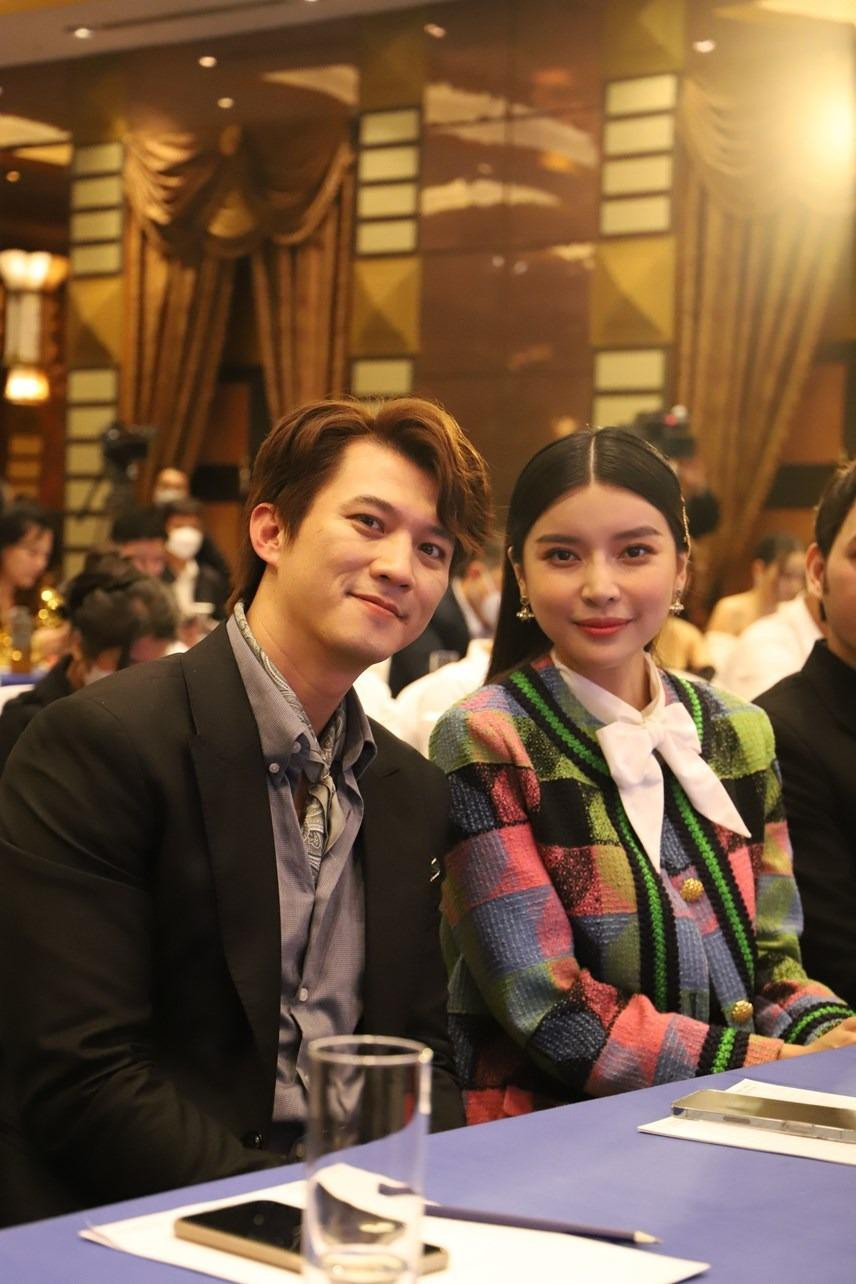 Cao Thái Hà đóng cặp cùng Hà Việt Dũng trong Bão Ngầm Cao Thái Hà đóng cặp cùng Hà Việt Dũng trong Bão Ngầm