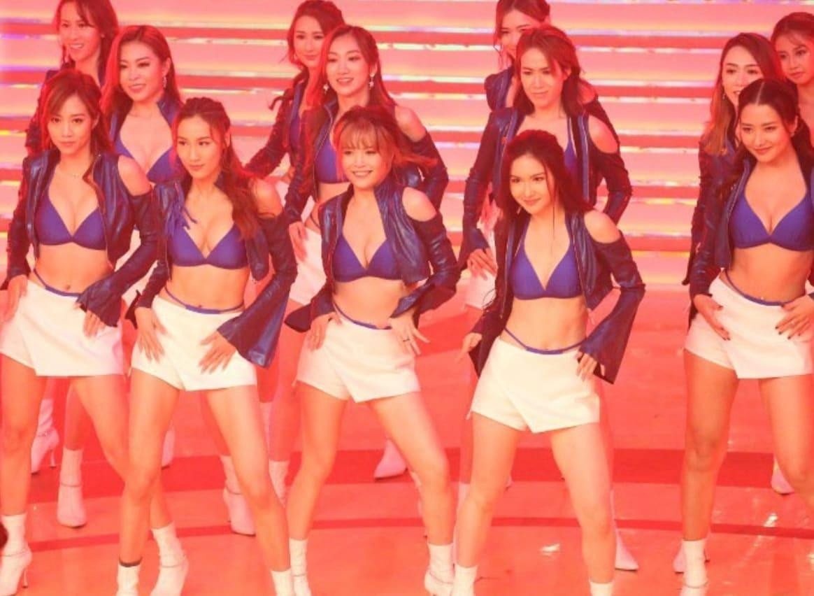 Sân khấu biểu diễn kiệm vải của dàn diễn viên trẻ TVB bị chỉ trích phản cảm. Ảnh: HK01. Sân khấu biểu diễn kiệm vải của dàn diễn viên trẻ TVB bị chỉ trích phản cảm. Ảnh: HK01.