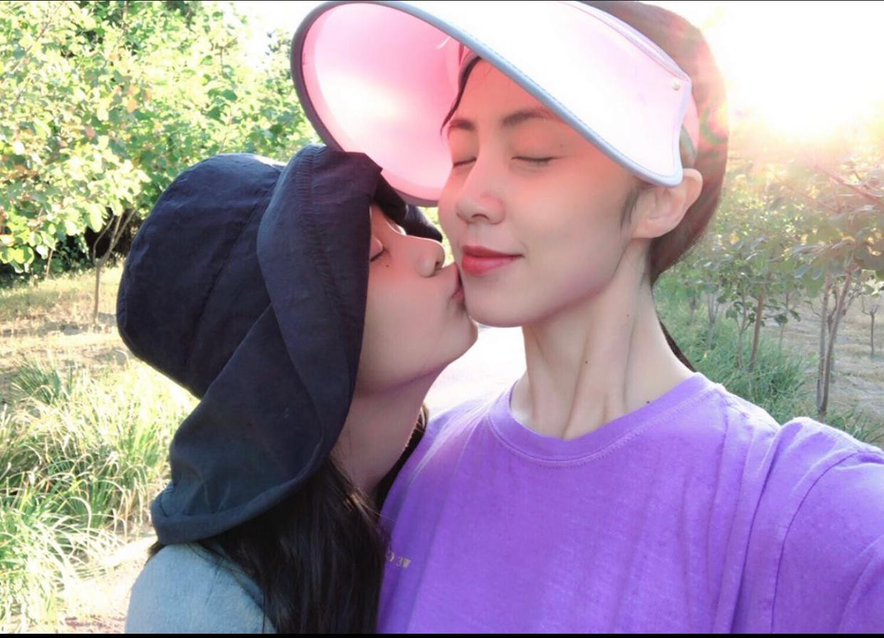 Trong những ngày đặc biệt, Đa Đa đều thể hiện tình cảm cho bố mẹ bằng cách chia sẻ hình ảnh tình cảm và lời chúc ngọt ngào lên trang cá nhân.