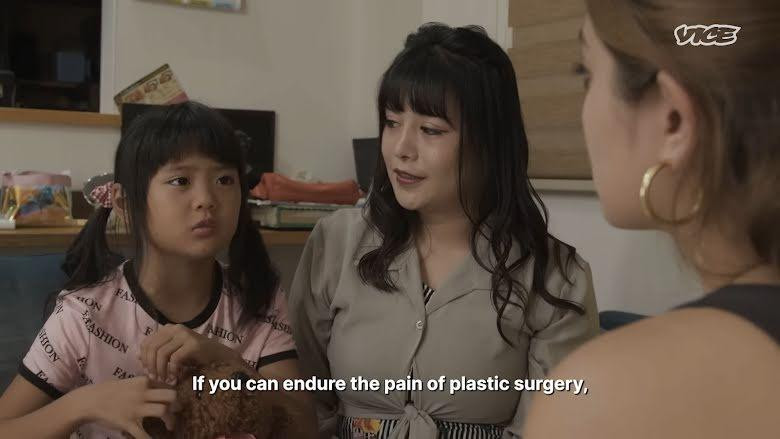 Cô bé trải qua đau đớn khi tiến hành cắt mí.