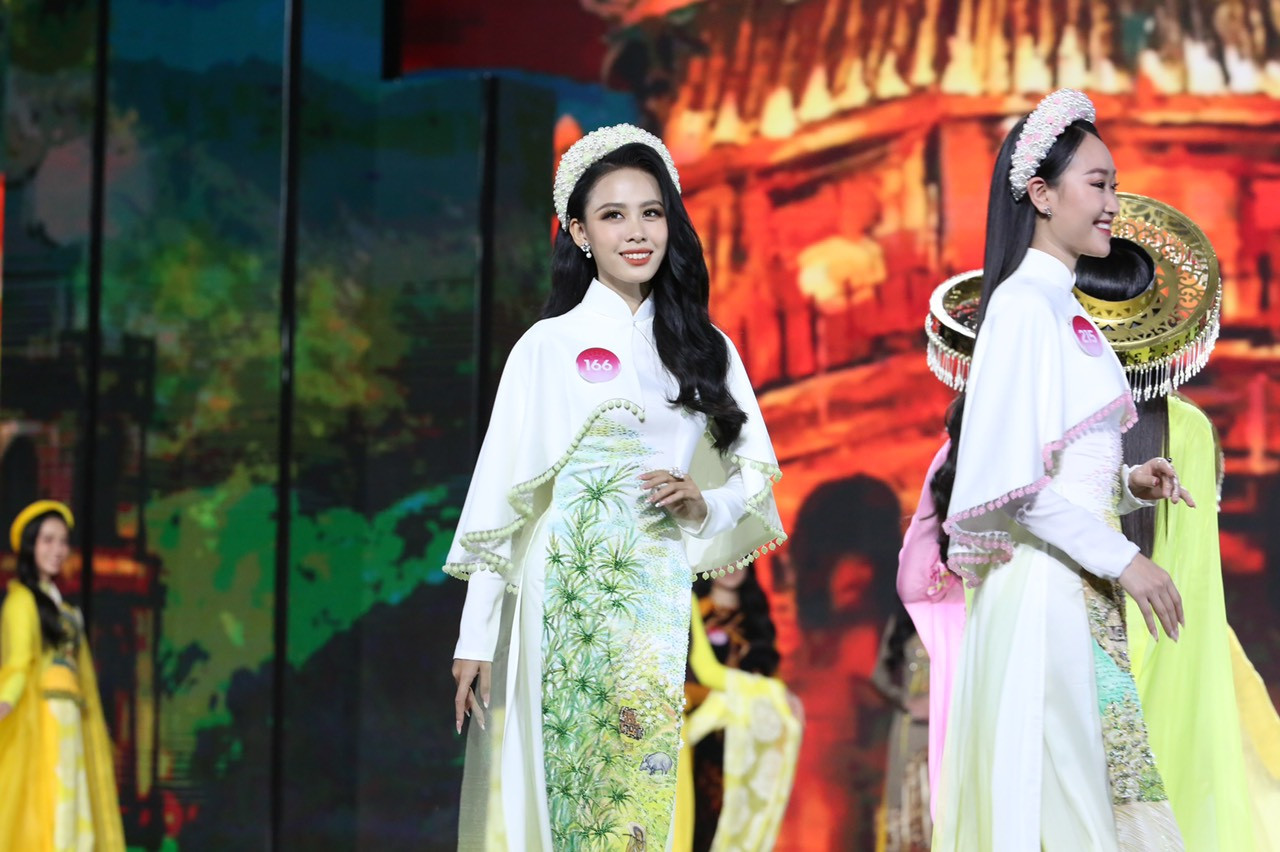 Người đẹp 19 tuổi tiết lộ trước đây chưa hiểu hết về giá trị, ý nghĩa các cuộc thi nhan sắc và được mẹ gợi ý, đốc thúc tham gia.