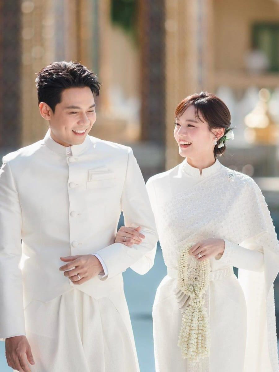 Không giống những đám cưới của nhiều nghệ sĩ khác tổ chức tại khách sạn đắt đỏ, hôn lễ của Pattie Ungsumalynn và Dan Worrawech diễn ra tại chùa Wat Rajbopit, Bangkok ngày 2/11, chỉ có gia đình và bạn bè thân thiết tham dự. Không giống những đám cưới của nhiều nghệ sĩ khác tổ chức tại khách sạn đắt đỏ, hôn lễ của Pattie Ungsumalynn và Dan Worrawech diễn ra tại chùa Wat Rajbopit, Bangkok ngày 2/11, chỉ có gia đình và bạn bè thân thiết tham dự.