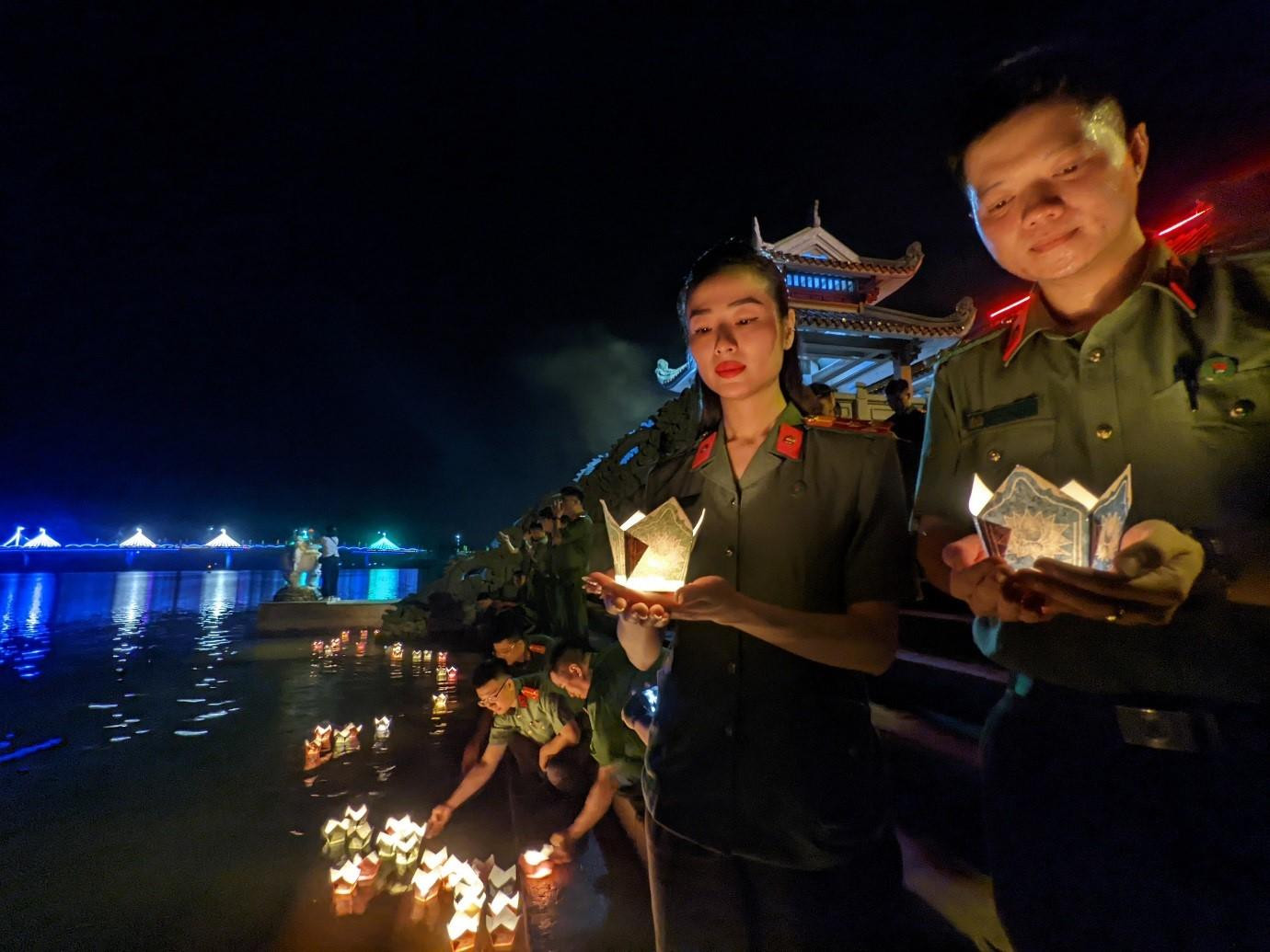 Thanh niên CATP Hà Nội thành kính thả hoa đăng trên sông Thạch Hãn tưởng nhớ các anh hùng liệt sĩ.