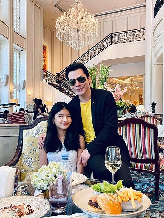 Trần Bảo Sơn và siêu mẫu Trương Ngọc Ánh bất ngờ ly hôn trong hòa bình năm 2014. Sau khi “đường ai nấy đi”, họ giữ mối quan hệ bạn bè và cùng nhau chăm sóc con gái.