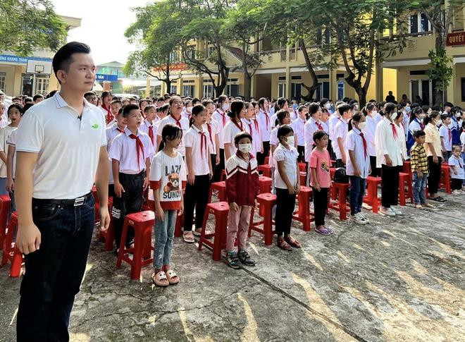 BTV Hạnh Phúc đón khai giảng cùng các em nhỏ khó khăn tại Cao Bằng khi thực hiện chương trình Cặp lá yêu thương. BTV Hạnh Phúc đón khai giảng cùng các em nhỏ khó khăn tại Cao Bằng khi thực hiện chương trình Cặp lá yêu thương.