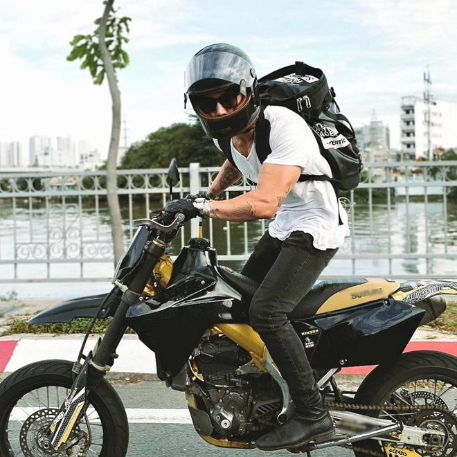 Không khó để nhận ra niềm đam mê tốc độ của Huy Trần. Trên trang cá nhân, anh có nhiều hình ảnh chia sẻ về những chiếc xế hộp, xe phân khối lớn cực ngầu và đắt đỏ.