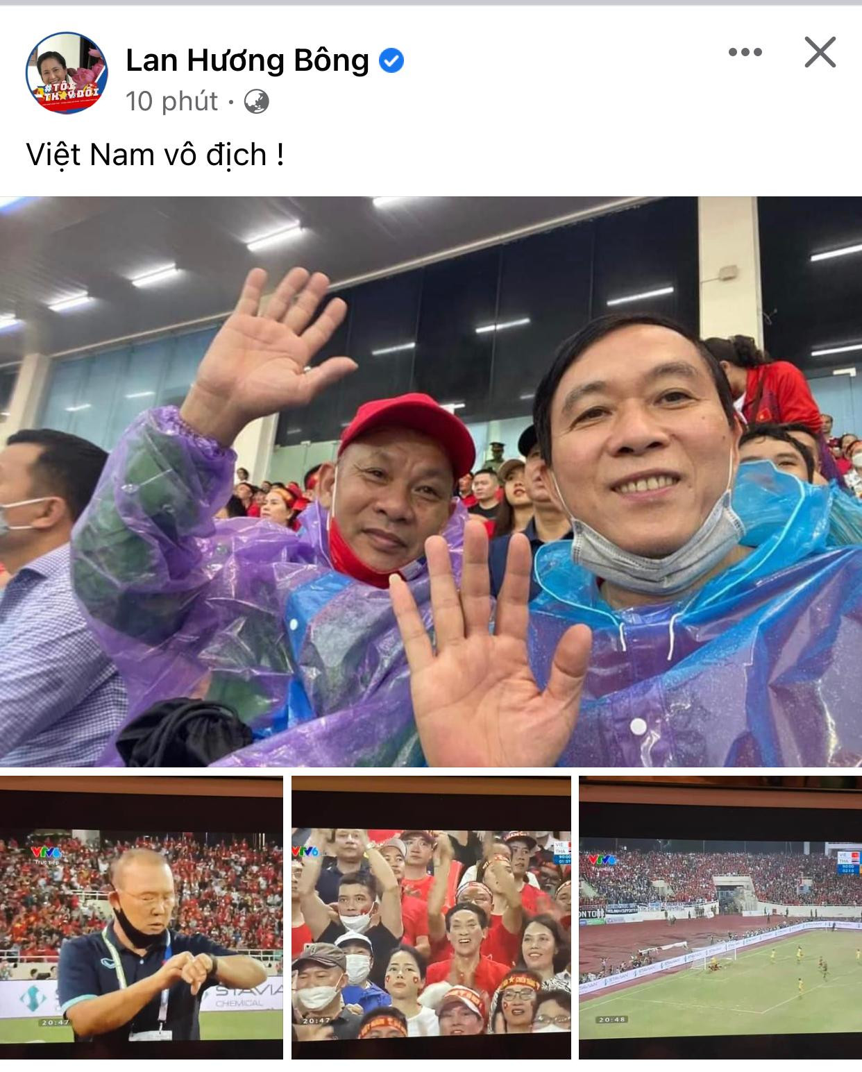 Vợ chồng NSND Lan Hương - NSƯT Đỗ Kỷ đội mưa cổ vũ cho đội tuyển nước nhà.