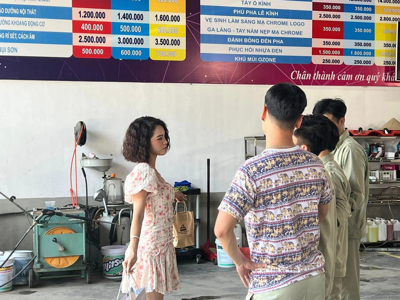 Nhân vật mới do Quỳnh Lương thủ vai với điệu bộ nũng nịu, đáng yêu đến gara ô tô của Khải. Ảnh: FBNV