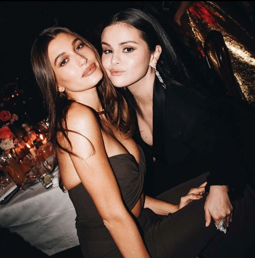 Hình chụp đôi của Selena Gomez - Hailey Bieber. People bình luận về bức hình gây “bão” mạng xã hội khi Selena Gomez thân thiết với vợ của tình cũ ở gala của Bảo tàng Học viện điện ảnh tại Los Angeles: &quot;Selena Gomez và Hailey Bieber chụp ảnh chung dường như là điều không thể. Nhưng chồng Hailey từng nói: &apos;Đừng bao giờ nói không bao giờ&apos;&quot;.