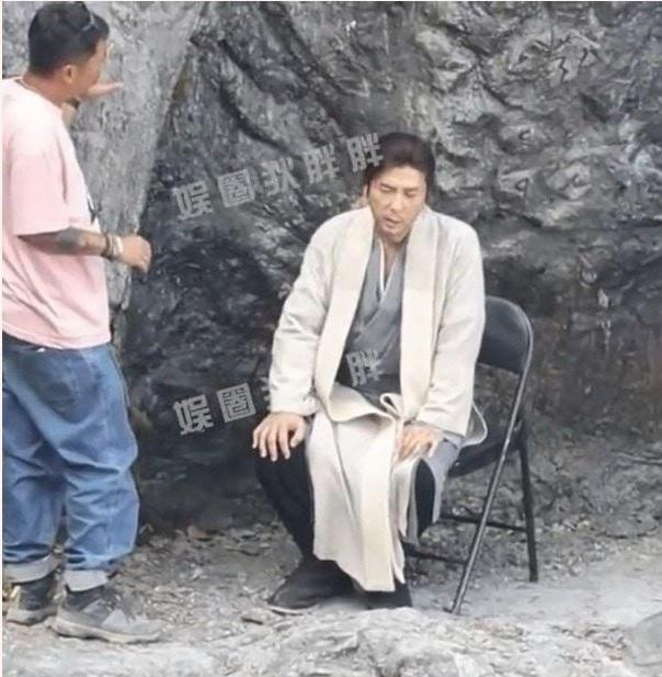 Tài tử U60 lộ vẻ mệt mỏi trên phim trường. Ảnh: Weibo. Tài tử U60 lộ vẻ mệt mỏi trên phim trường. Ảnh: Weibo.