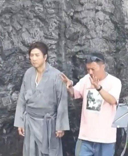 Tài tử U60 lộ vẻ mệt mỏi trên phim trường. Ảnh: Weibo. Tài tử U60 lộ vẻ mệt mỏi trên phim trường. Ảnh: Weibo.