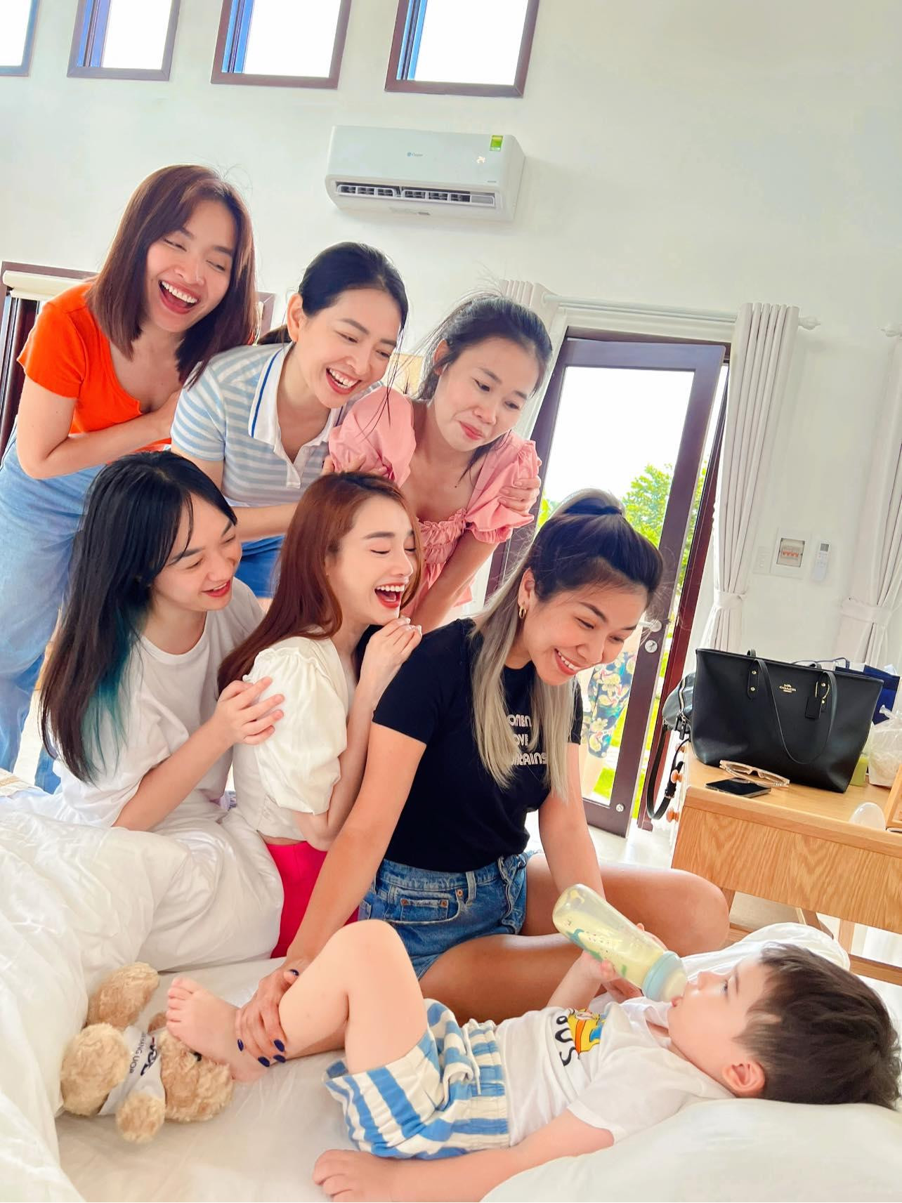 Hoàng Oanh đến nhà Nhã Phương - Trường Giang, 'check in' hồ cá koi bạc tỷ ảnh 2