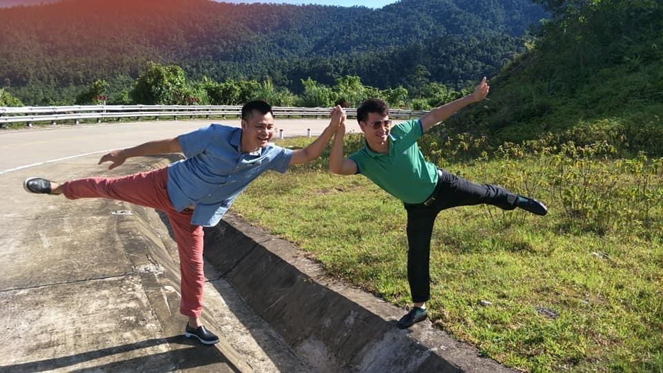 Có lần, Tự Long tâm sự, chỉ cần nhìn vào mắt nhau có thể hiểu được ý của đối phương muốn dùng chiêu gì để tung hứng.