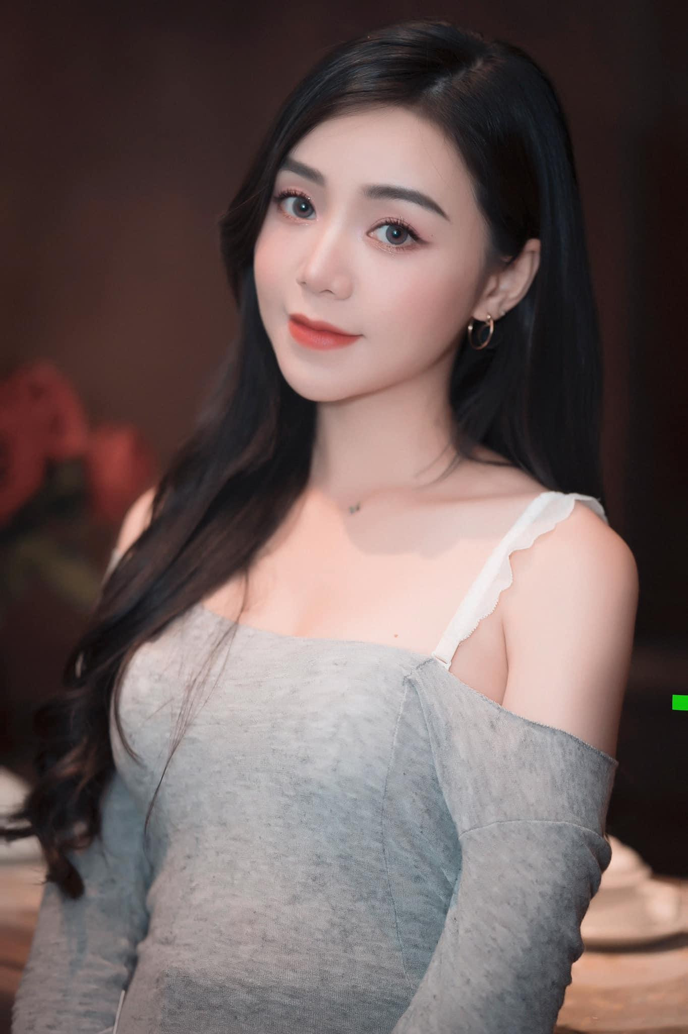 Trong bộ cánh lả lướt, người đẹp khoe bờ vai trắng nõn thu hút mọi ánh nhìn.