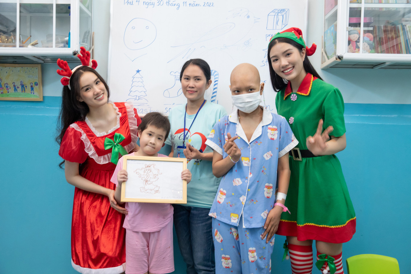 Thanh Trúc và Mỹ Anh đứng lớp dạy tiếng Anh cho các em nhỏ.