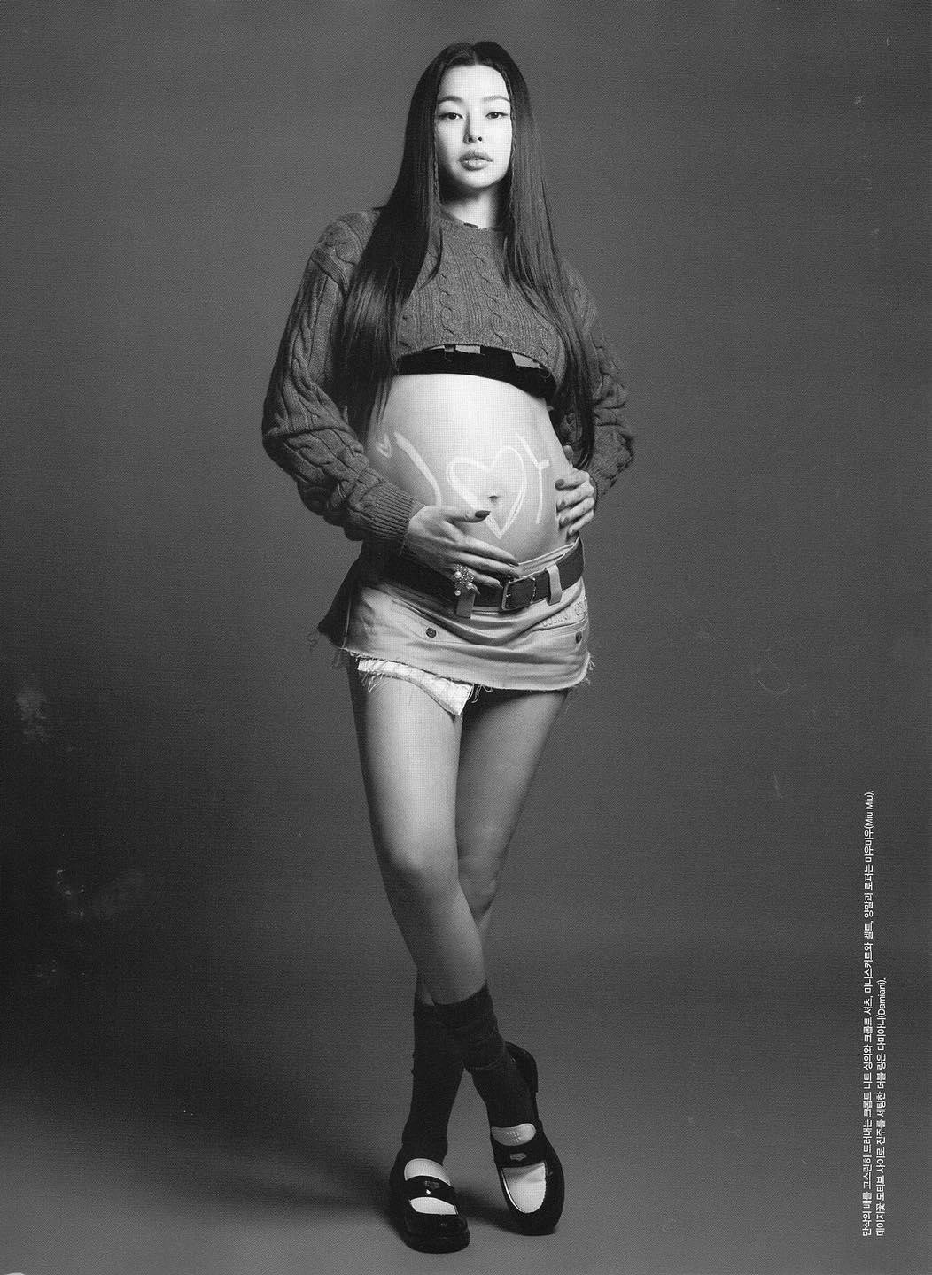 Bà bầu Honey Lee đang ở tháng thứ 8 thai kỳ nhưng vẫn giữ được phong độ, mỗi tấm hình của cô đều khiến dân tình mê mệt.