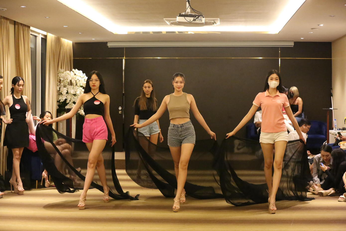 Sau đêm chung khảo toàn quốc và phần thi Người đẹp biển, Nguyễn Ngọc Tường Vi (SBD 335) dành thời gian xem lại màn trình diễn trên sân khấu và rút ra nhiều kinh nghiệm trình diễn cho bản thân. Cô nói mình nhận ra những ưu, nhược điểm từ đó cải thiện cho đêm chung kết. Sau đêm chung khảo toàn quốc và phần thi Người đẹp biển, Nguyễn Ngọc Tường Vi (SBD 335) dành thời gian xem lại màn trình diễn trên sân khấu và rút ra nhiều kinh nghiệm trình diễn cho bản thân. Cô nói mình nhận ra những ưu, nhược điểm từ đó cải thiện cho đêm chung kết.