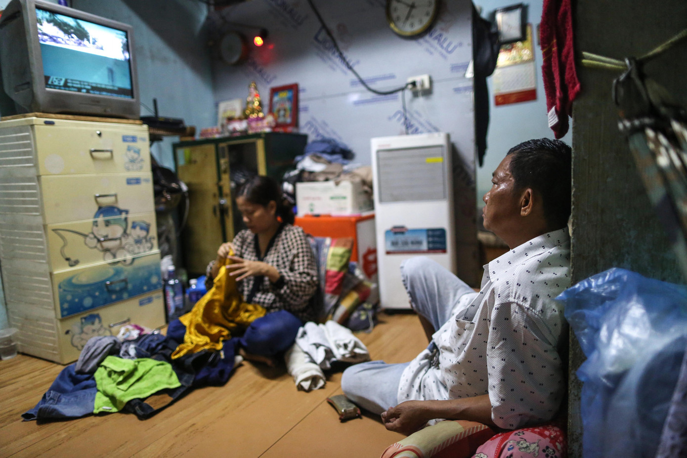 Sống trong sự chật chội lâu ngày nên các thành viên ở đây cũng dần quen với cái khổ. Sống trong sự chật chội lâu ngày nên các thành viên ở đây cũng dần quen với cái khổ.