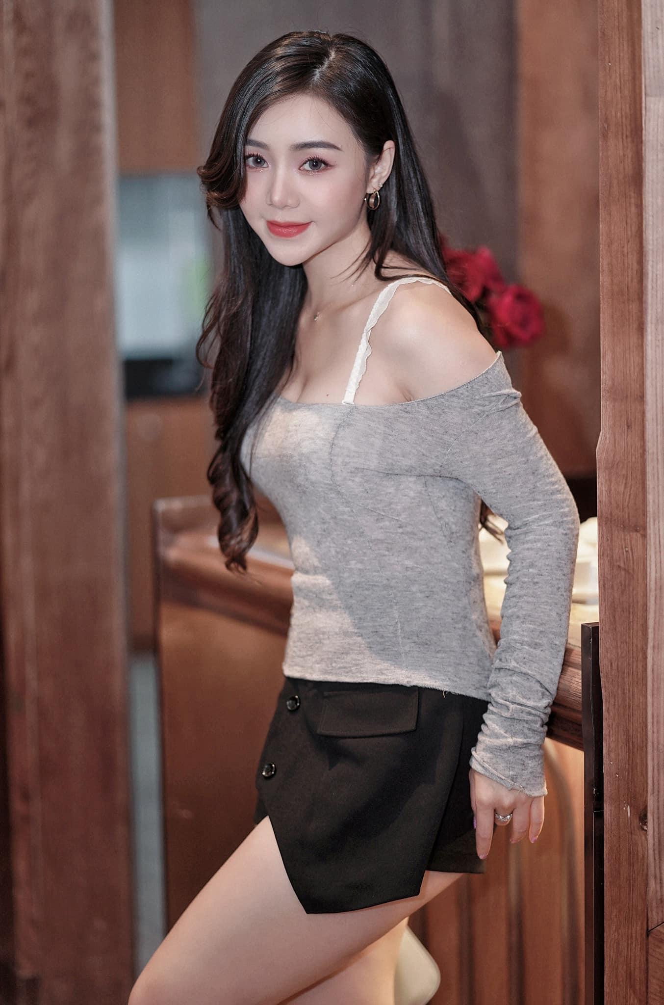 Nữ diễn viên sinh năm 1995 ngày càng thăng hạng nhan sắc. Dưới phần bình luận, nhiều khán giả để lại bình luận khen ngợi dung mạo ngọt ngào, nhẹ nhàng của Quỳnh Kool.