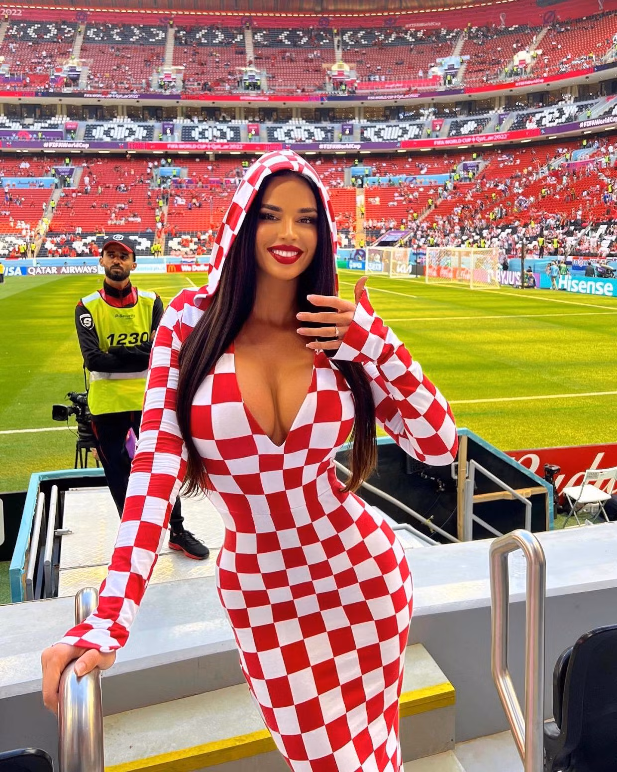 Những bộ trang phục bốc lửa của mẫu nữ Croatia tại World Cup 2022. Cô cho biết bản thân không sợ bị bắt dù du khách bị cấm mặc trang phục hở hang khi đặt chân đến Qatar. Ảnh: Getty, IG. Những bộ trang phục bốc lửa của mẫu nữ Croatia tại World Cup 2022. Cô cho biết bản thân không sợ bị bắt dù du khách bị cấm mặc trang phục hở hang khi đặt chân đến Qatar. Ảnh: Getty, IG.