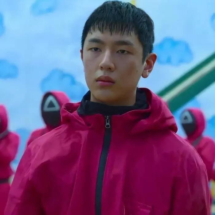 Diễn viên Lee Jung Joon, sinh năm 1999, từng xuất hiện trong Squid Game thay thế vai diễn của Lee Ji Han.