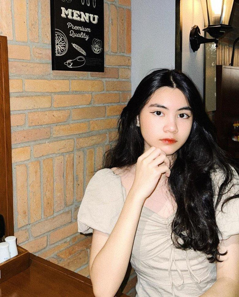 Hạt Dẻ tên thật là Mai Ngọc Thảo, sinh năm 2008. Cô bé có thể chơi đàn và yêu thích mỹ thuật. Hạt Dẻ đang theo học tại một trường quốc tế có học phí đắt đỏ cùng chị gái.