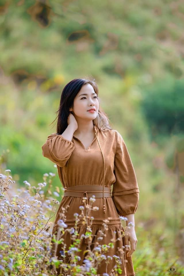 Chia sẻ về nhân vật của mình, nữ diễn viên bày tỏ: “Phim này Đàm Hằng vào vai Hoa, sinh ra ở Làng Hoa, trồng Hoa, đi bán Hoa, và yêu Hoa đến quần áo nào mặc cũng phải là Hoa mới chịu cơ. Không biết cuộc đời của Hoa sẽ đi đâu về đâu nữa”.