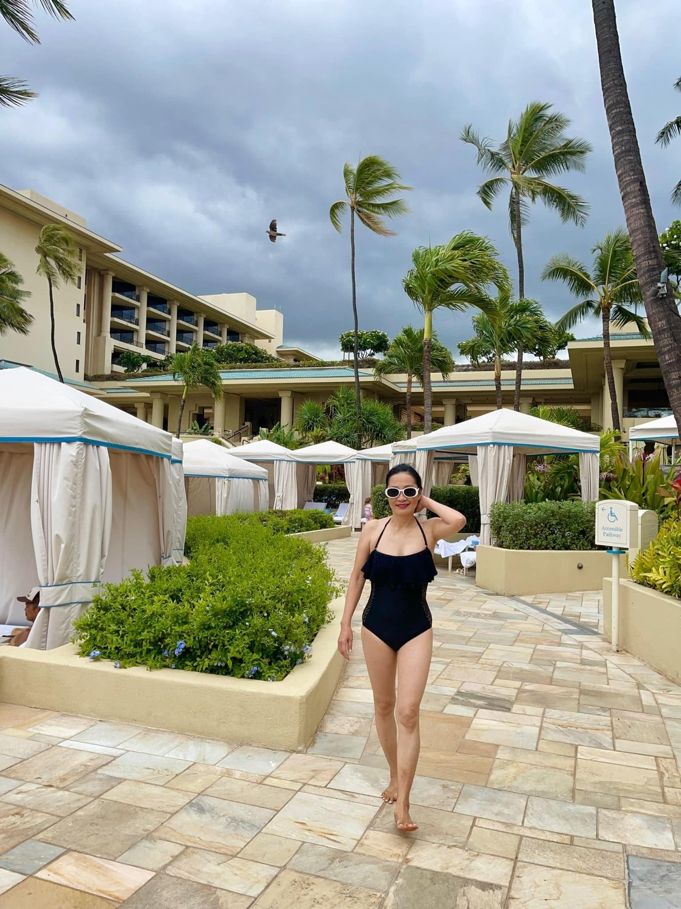 Đây là lần hiếm hoi Hồng Đào chia sẻ những hình ảnh gợi cảm lên mạng xã hội và nhận được nhiều lời khen “có cánh” của cộng đồng mạng.